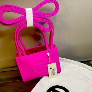 PINK Small TELFAR BAG 100%
AUTHENTIC used and l brought on here.